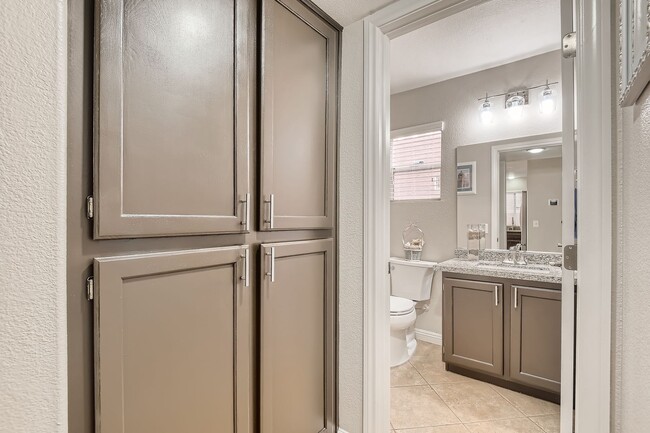 Building Photo - Beautiful 3 bedroom Home Located in the Vi...