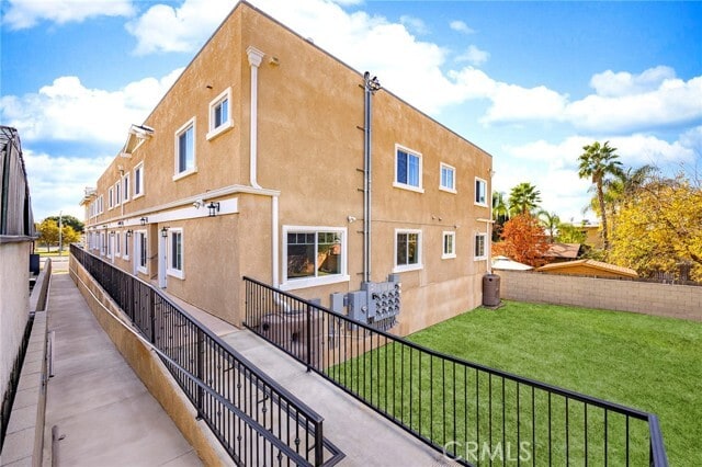 Building Photo - 5639 Huntington Dr