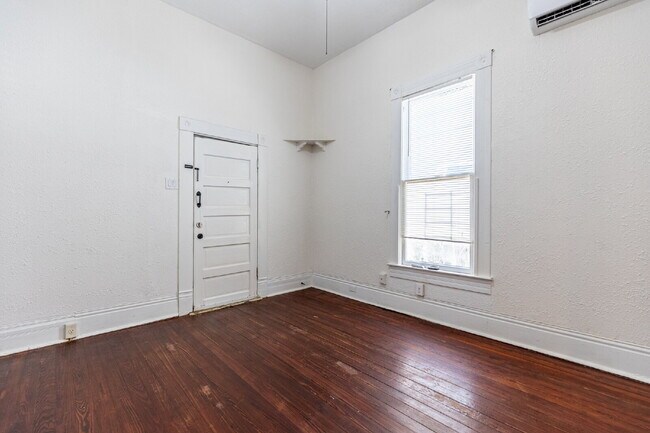 Building Photo - 426 W Woodlawn Ave