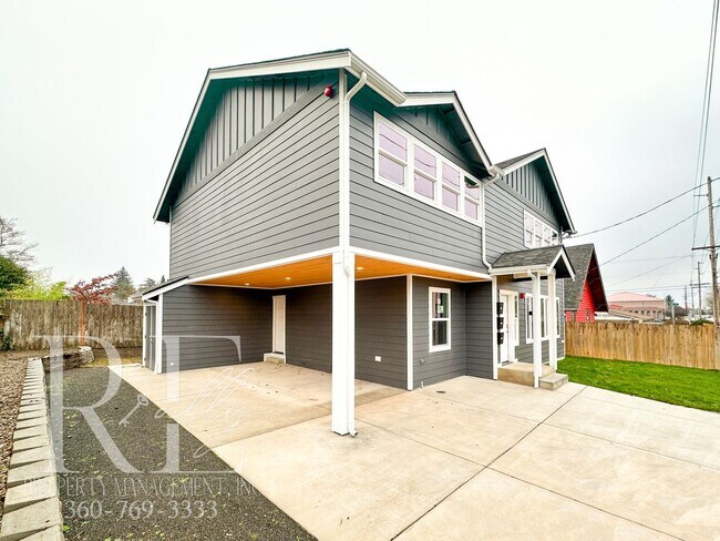 Building Photo - Modern 2-Bed Duplex Near PSNS with A/C, Ca...