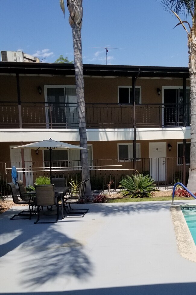 Building Photo - 1001 Pine Ave