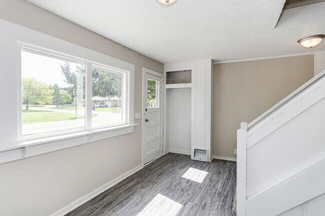 Building Photo - Spacious 3 Bed/2 Bath Home for Rent in Newton! Coming Available in mid-July!