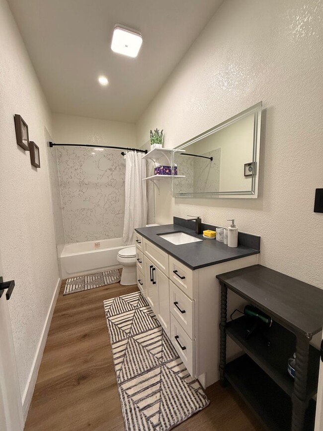 Building Photo - Charming furnished 1BR/1BA Room in Oakland.