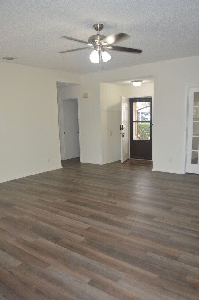 Building Photo - Charming 3 bed 2 bath with a converted gar...