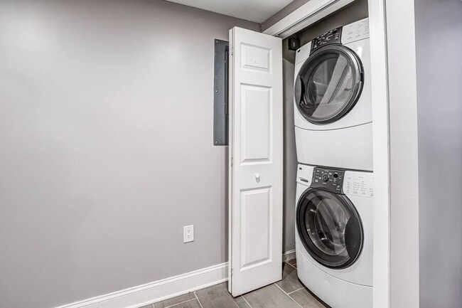 Building Photo - 812 Burns St SE