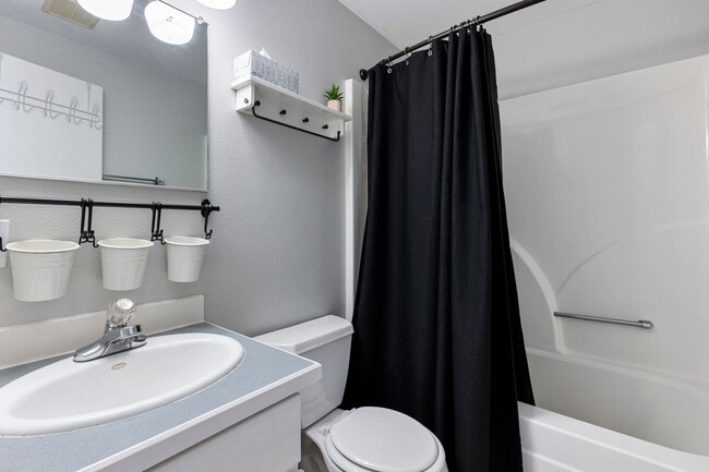 Building Photo - Lovely Row House in Kenton with Fenced Yard and Attached Garage