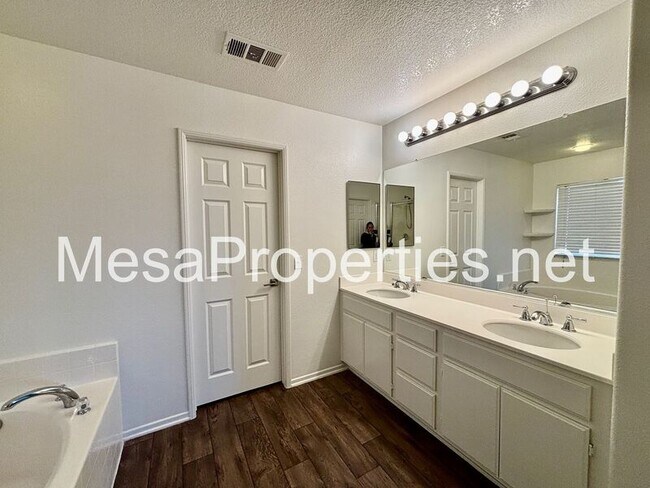 Building Photo - 14350 Jackrabbit Ln