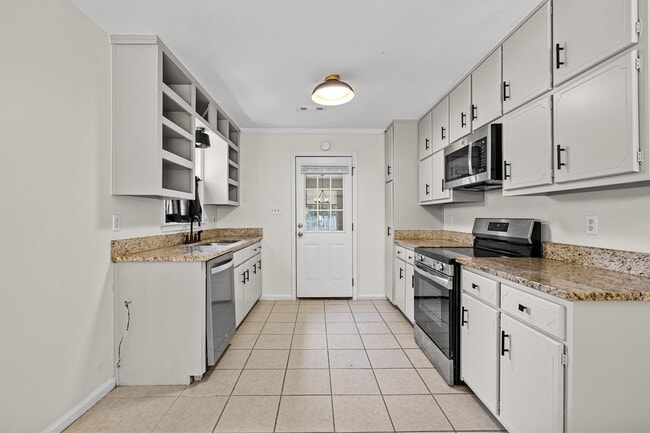 Building Photo - 3BR Ranch in Starr’s Mill District with great backyard!