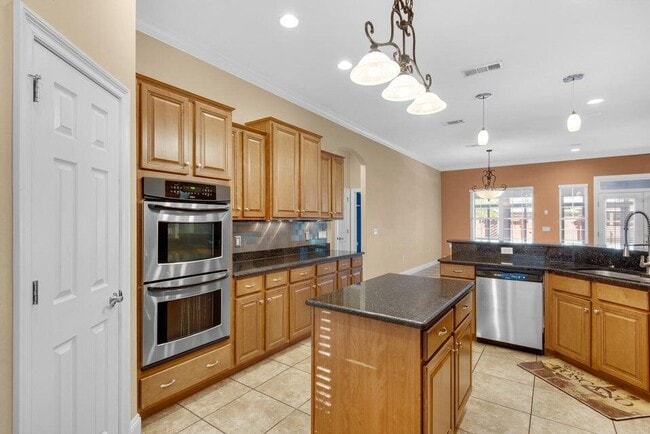 Building Photo - 325 Greenwood Way