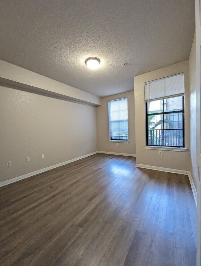 Building Photo - Updated 2x2 condo 1121 square feet, vinyl plank floors & balcony