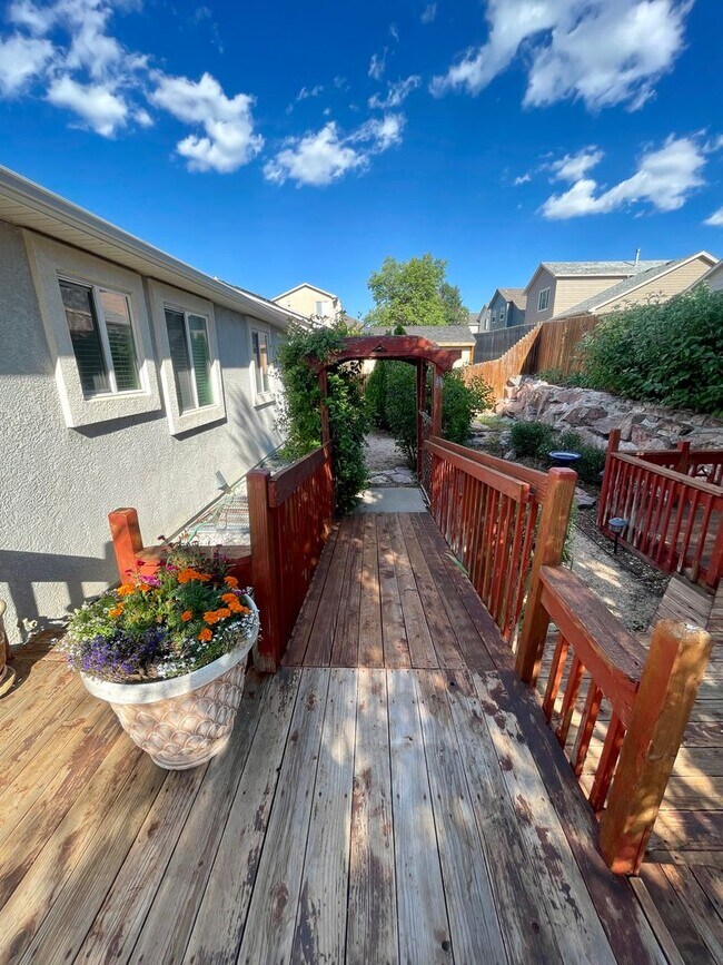 Building Photo - 4 Bed Rancher in District 20!!!
