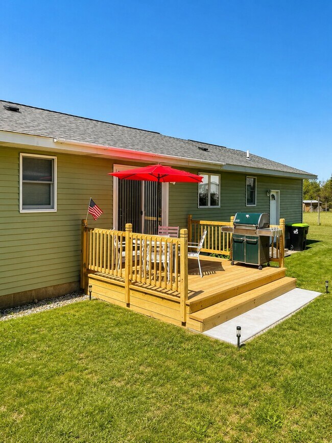 Building Photo - 1220 N Lake Leelanau Dr