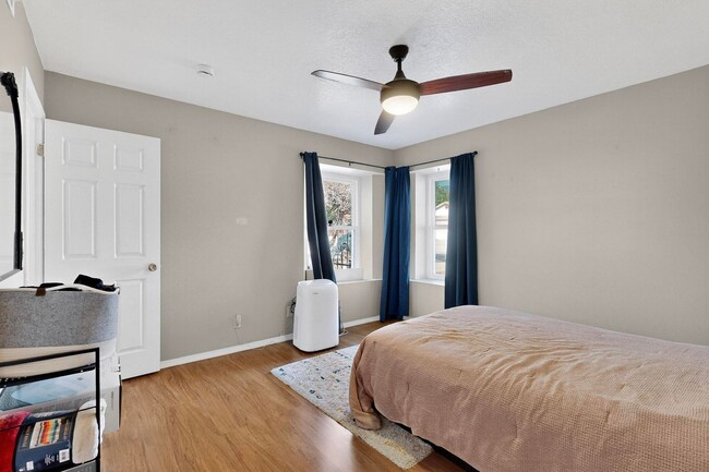 Building Photo - NE 2 Bedroom 2 Bath with Garage