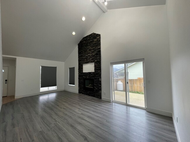 Building Photo - Now renting 3 bedroom 2.5 bathrooms.