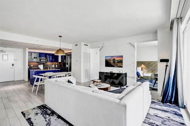 Building Photo - 3101 Bayshore Dr