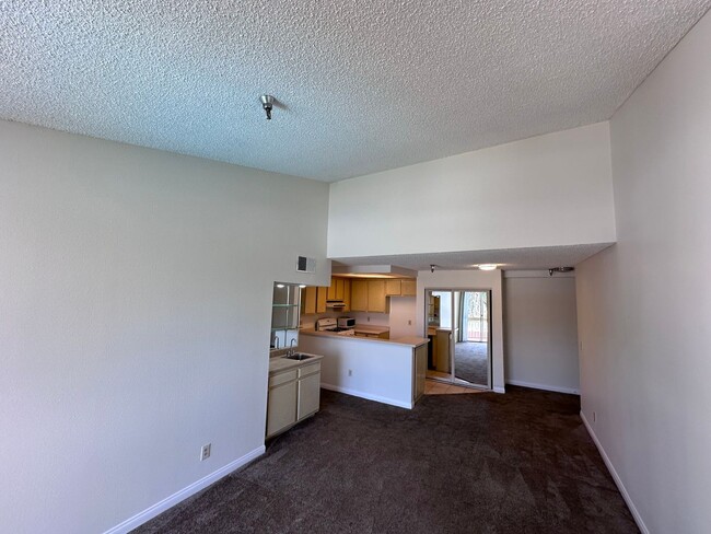 Building Photo - Spacious Condo 1 bed + 1 bath in North Hol...