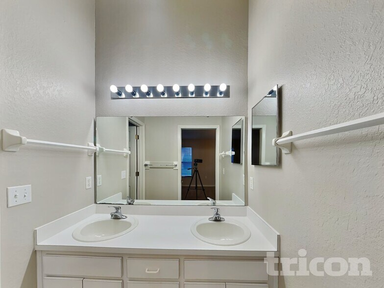 Building Photo - 4307 Larrys Lagoon
