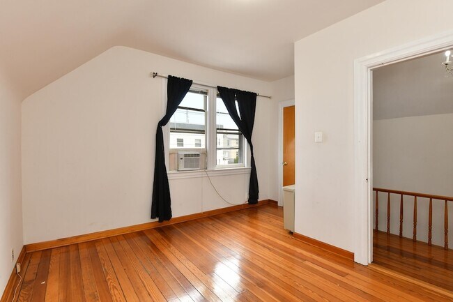 Building Photo - 241 Maple St