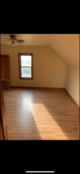 Building Photo - 208 Maple St