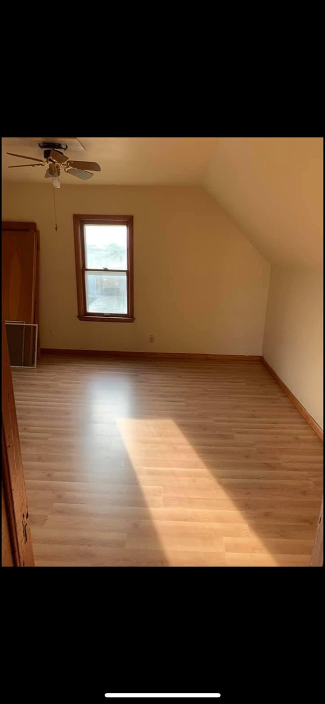 Building Photo - 208 Maple St