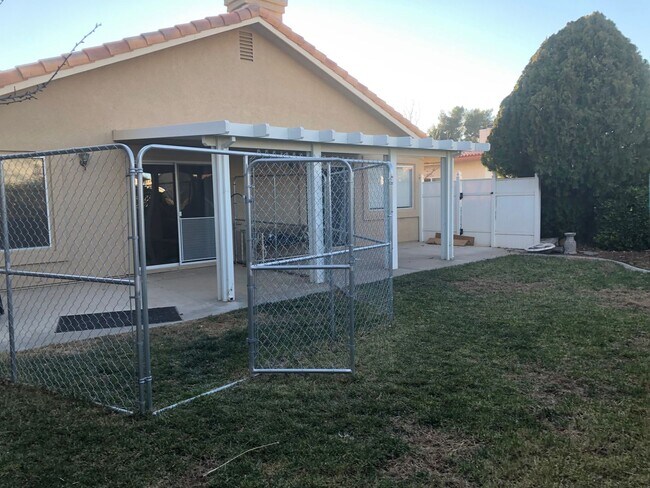 Building Photo - 3 bedroom 2 bathroom Home in Silver Lakes!...