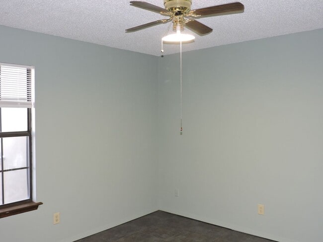 Building Photo - Convenient Northeast location!