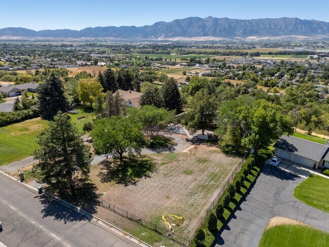 Building Photo - 531 Edgehill Dr