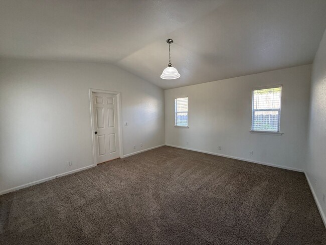 Building Photo - R71300