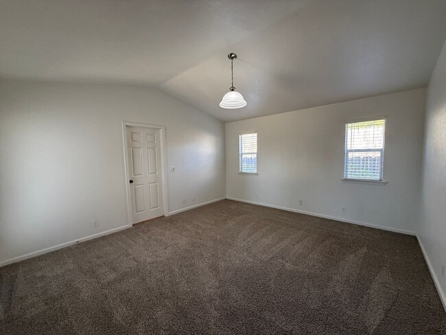 Building Photo - Rolling Hills Single Story Home Includes All Basic Utilities