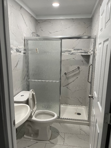 Building Photo - 595 William St