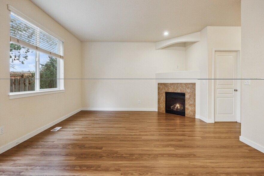 Building Photo - 325 NW 209th Ave