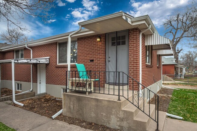 Building Photo - Spacious 4BR with bonus space and a 2 car garage in the heart of Sunnyside!