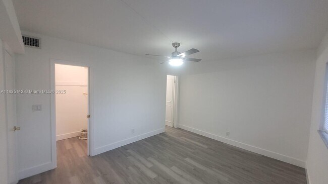 Building Photo - 1100 Pine Dr