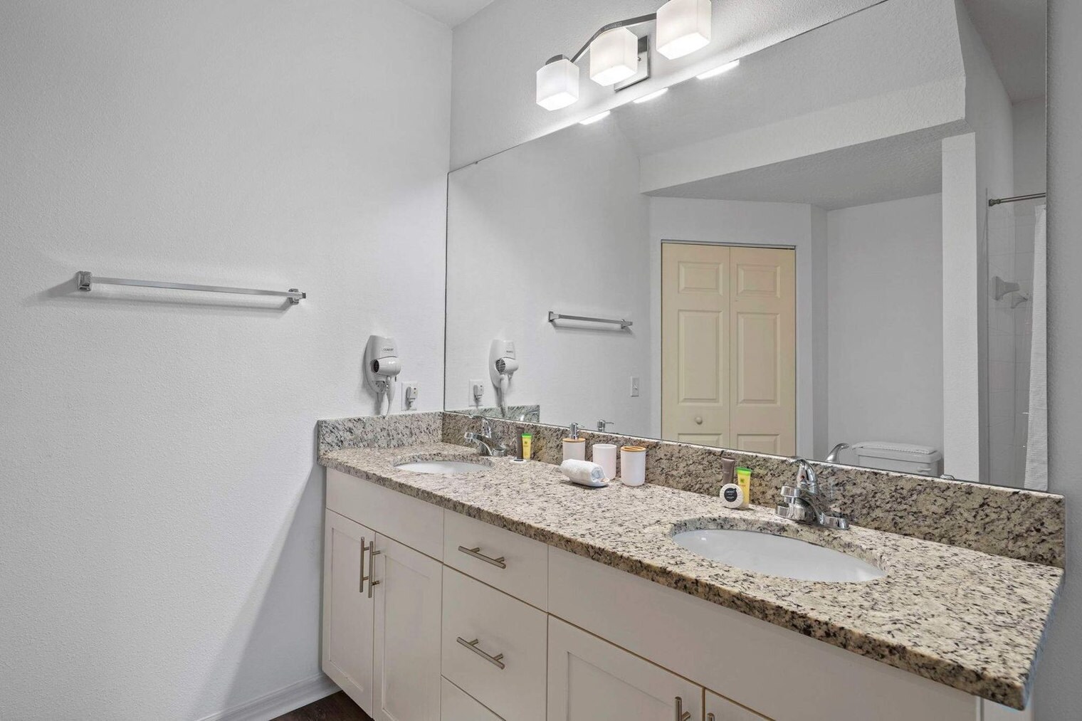 Building Photo - 8939 Shine Dr