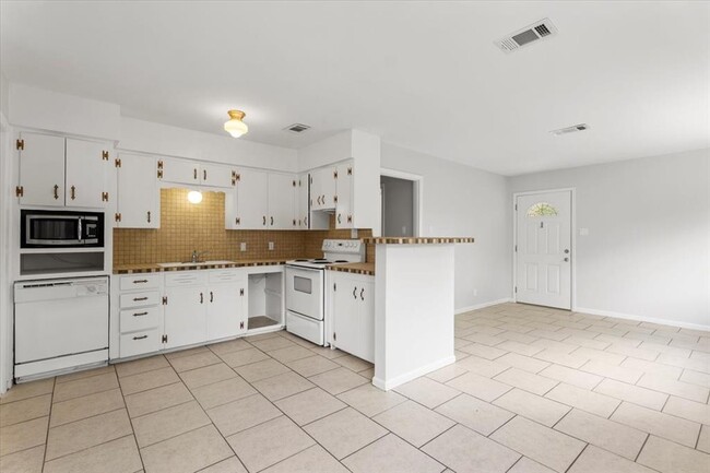 Building Photo - 3306 Westhill Dr