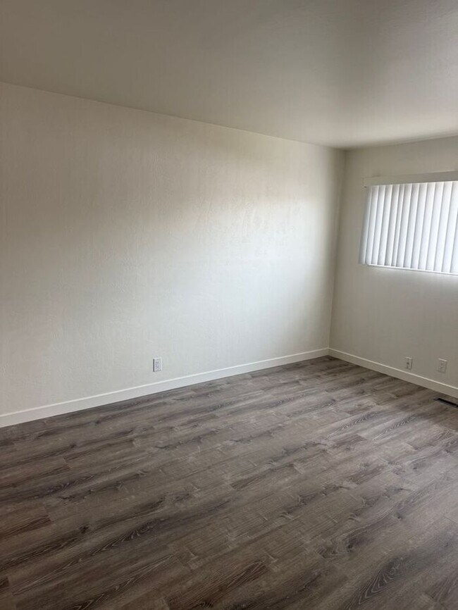 Building Photo - Stunning 4-bedroom, 2-bathroom