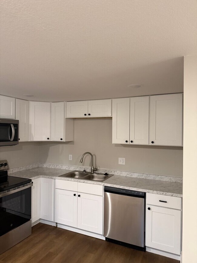 Building Photo - 622 7th St