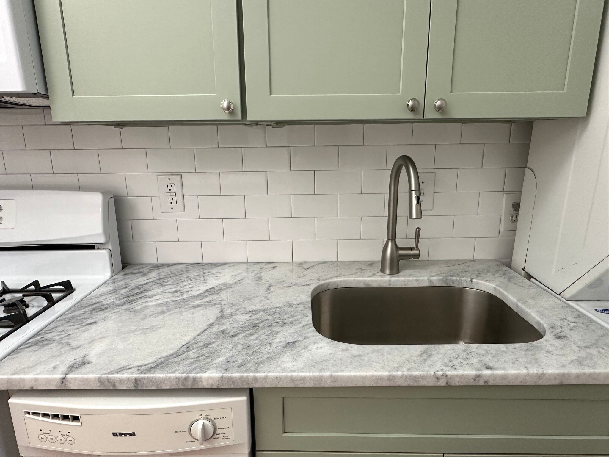 Close-up of quartzite countertop and subway tile backsplash. - 336 Fitzwater St