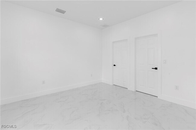 Building Photo - 837 Colyer St E