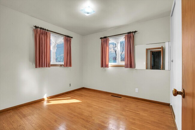 Building Photo - 9 Glenview Dr
