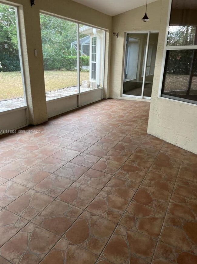 Building Photo - 6 Westbury Ln