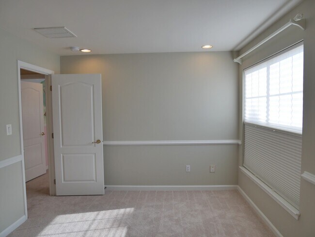 Building Photo - Gorgeous Former Model 4 Bed 2.5 Bath Townh...