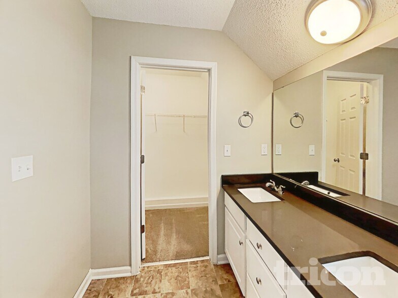 Building Photo - 5017 Gibbons Link Rd