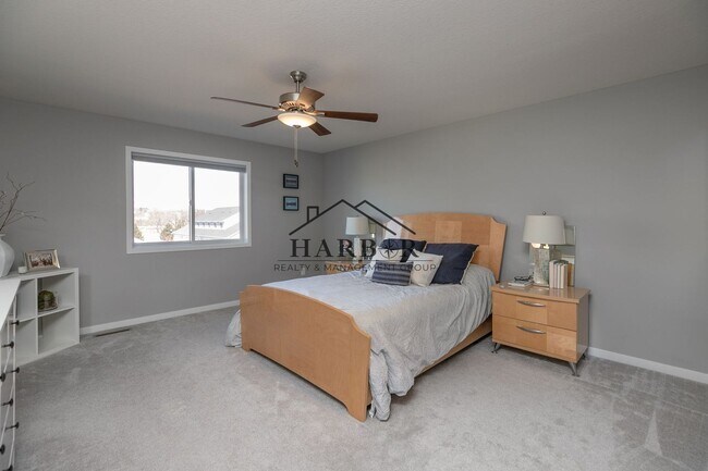 Building Photo - Contemporary 3 Bedroom Towhome in NW Roche...