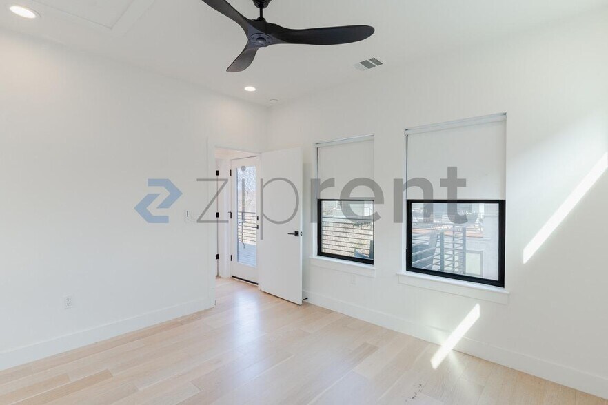 Building Photo - 2916 E 13th St