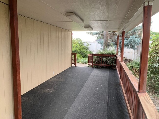 Building Photo - Spacious 3-Bed, 2-Bath Home