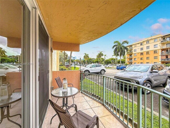 Building Photo - 9350 Fontainebleau Blvd