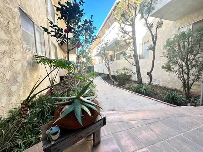 Building Photo - Vintage & Gorgeous 1bd/1ba unit in Sherman...