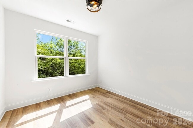 Building Photo - 2043 Green Oak Dr