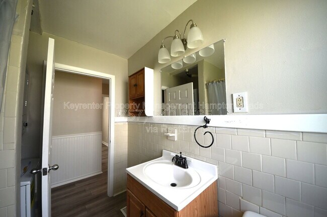 Building Photo - 213 Bassett Ave